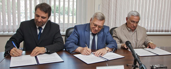 Василий Гончаров подписал соглашение о сотрудничестве с Общественной палатой района