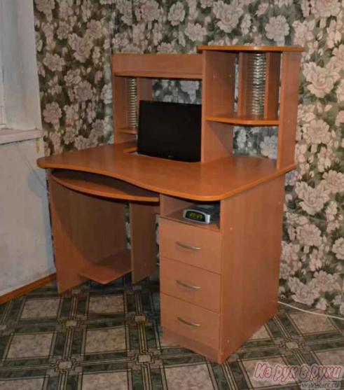 Продам компьютерный стол в отличном состоянии