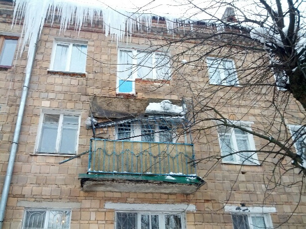 Обрушился балкон в доме на улице Толстого