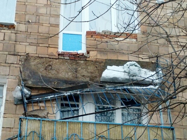 Обрушился балкон в доме на улице Толстого